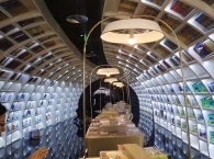 В Китае открылся книжный магазин, который выглядит как зеркальная пещера