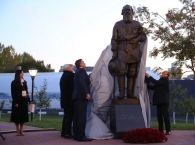 В МГИМО открыли памятник Льву Толстому