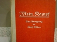 Подписанные Гитлером экземпляры «Майн кампф» проданы за $64,9 тысяч