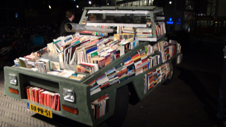 Оружие массового обучения - бесплатная библиотека в виде танка из книг